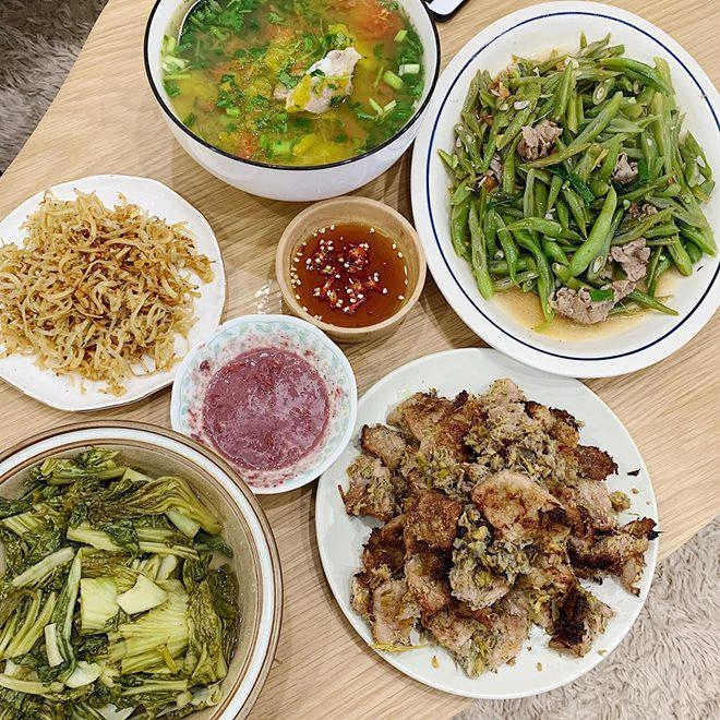 Ra ngoài là bà chủ giỏi giang về nhà 8x thành vợ đảm nấu cơm bữa nào chất bữa đó - 6