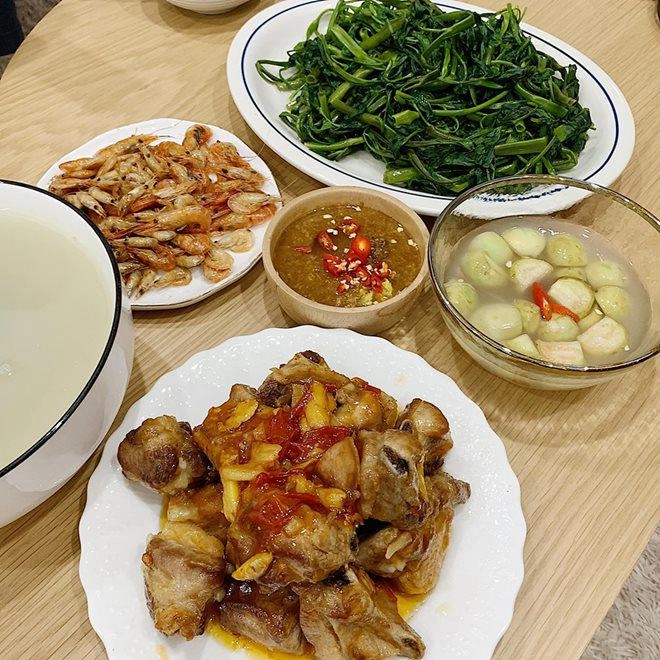 Ra ngoài là bà chủ giỏi giang về nhà 8x thành vợ đảm nấu cơm bữa nào chất bữa đó - 7