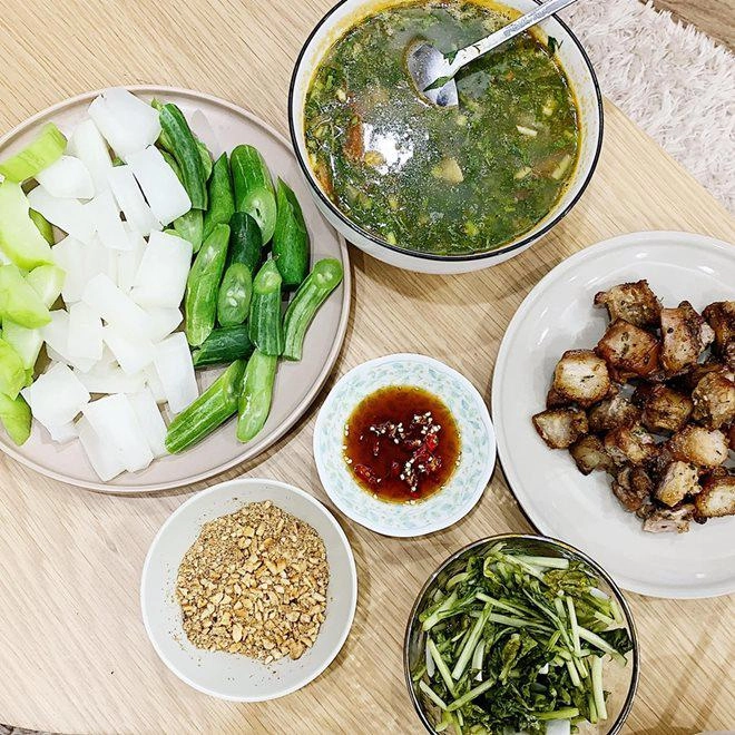Ra ngoài là bà chủ giỏi giang về nhà 8x thành vợ đảm nấu cơm bữa nào chất bữa đó - 10