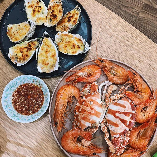 Ra ngoài là bà chủ giỏi giang về nhà 8x thành vợ đảm nấu cơm bữa nào chất bữa đó - 11