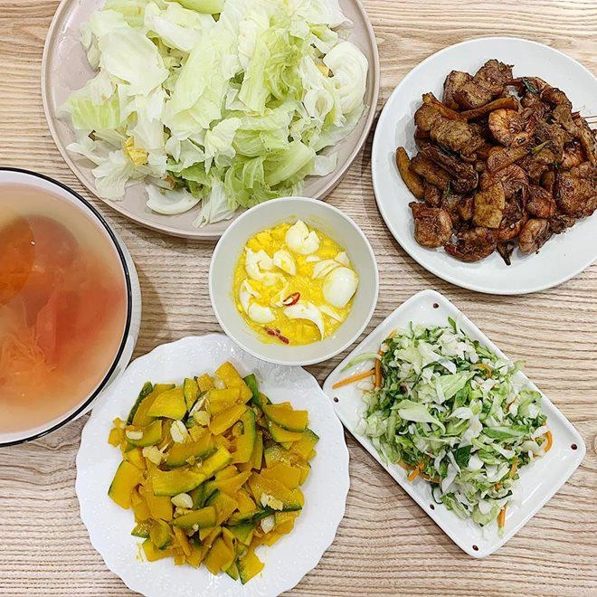 Ra ngoài là bà chủ giỏi giang về nhà 8x thành vợ đảm nấu cơm bữa nào chất bữa đó - 14