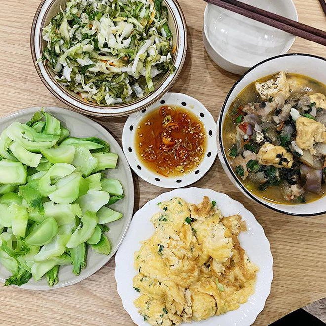Ra ngoài là bà chủ giỏi giang về nhà 8x thành vợ đảm nấu cơm bữa nào chất bữa đó - 15
