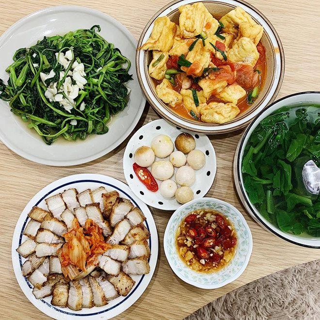 Ra ngoài là bà chủ giỏi giang về nhà 8x thành vợ đảm nấu cơm bữa nào chất bữa đó - 16