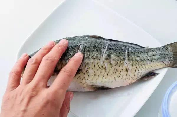 Rán cá đừng cho ngay vào chảo cần làm 2 điều này cá luôn vàng giòn không vỡ da - 1