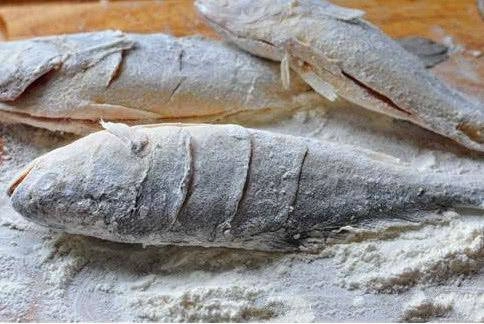 Rán cá suốt ngày bị nát học ngay 5 mẹo này để cá luôn vàng giòn không sát chảo - 3