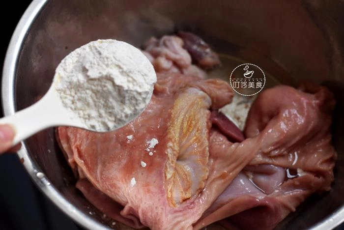 Rửa dạ dày heo đừng chỉ dùng mỗi dấm thêm thứ này dạ dày vừa trắng giòn lại thơm - 3