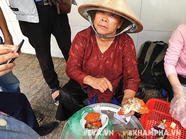Sau 8 tháng gây sốt mâm cua dì ba lên báo ngoại ngạc nhiên với bình luận của dân mạng - 2