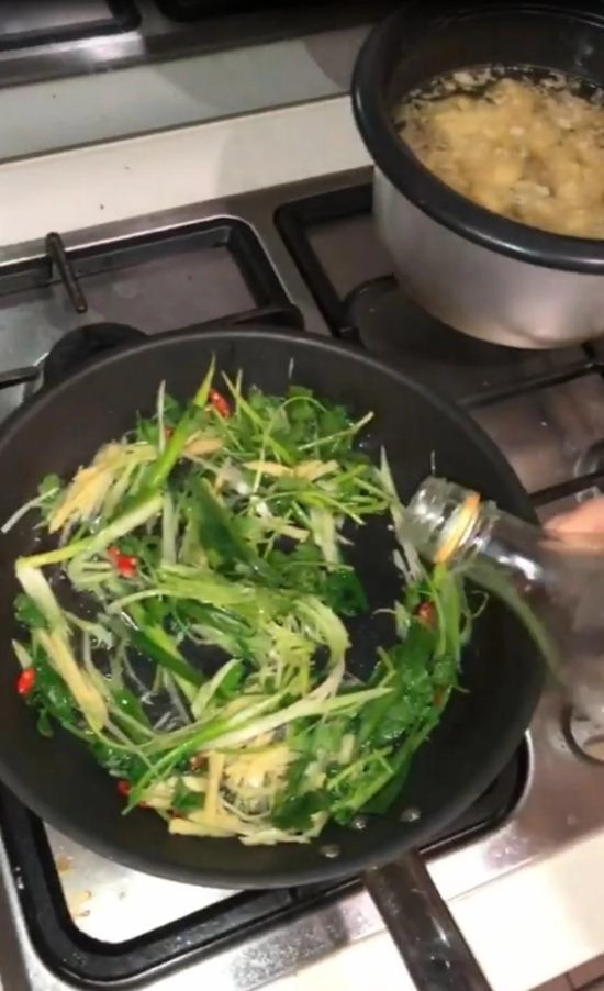 Soái ca việt gây sốc với hình ảnh tàn tạ giờ trở lại đẹp trai còn nấu ăn cực siêu - 9