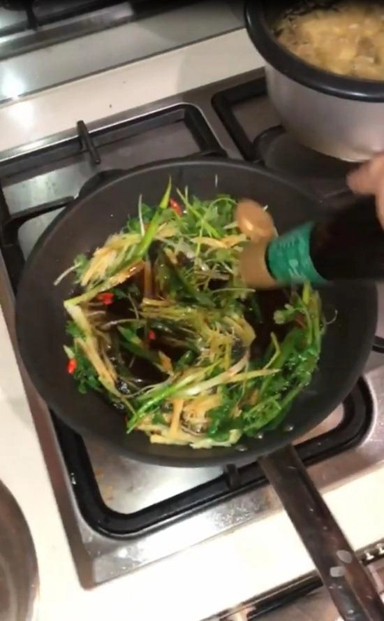 Soái ca việt gây sốc với hình ảnh tàn tạ giờ trở lại đẹp trai còn nấu ăn cực siêu - 10