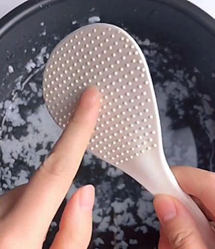 Sử dụng muôi xới cơm hàng chục năm nhưng bạn đã biết những chấm tròn có tác dụng gì chưa - 1