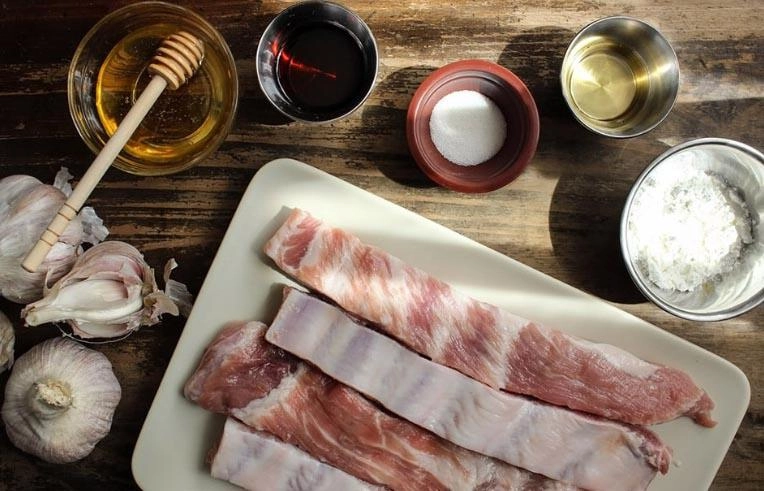 Sườn rán mật ong cùng hương vị tỏi thơm phức và cực hấp dẫn - 1