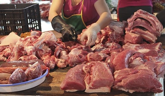 Suốt ngày mua thịt chị em có biết vì sao người bán hàng dùng giẻ để lau thịt chưa - 1