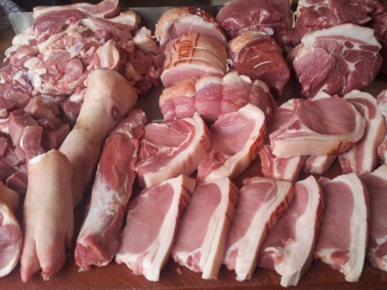 Suốt ngày mua thịt chị em có biết vì sao người bán hàng dùng giẻ để lau thịt chưa - 2
