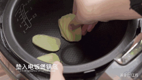 Thả con gà cùng vài nguyên liệu vào nồi cơm điện sau 35 phút được món ngon bất ngờ - 1