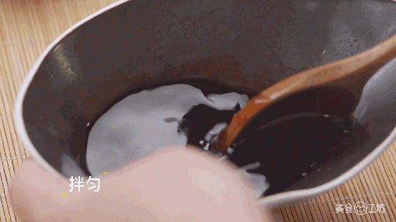 Thả con gà cùng vài nguyên liệu vào nồi cơm điện sau 35 phút được món ngon bất ngờ - 3