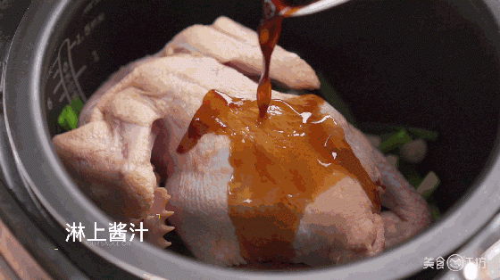 Thả con gà cùng vài nguyên liệu vào nồi cơm điện sau 35 phút được món ngon bất ngờ - 5