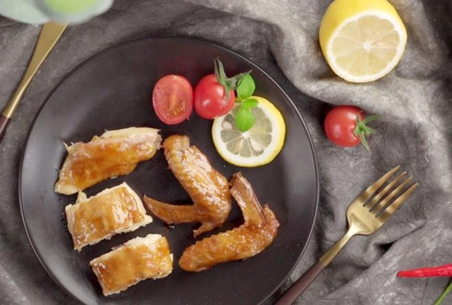 Thả con gà cùng vài nguyên liệu vào nồi cơm điện sau 35 phút được món ngon bất ngờ - 10
