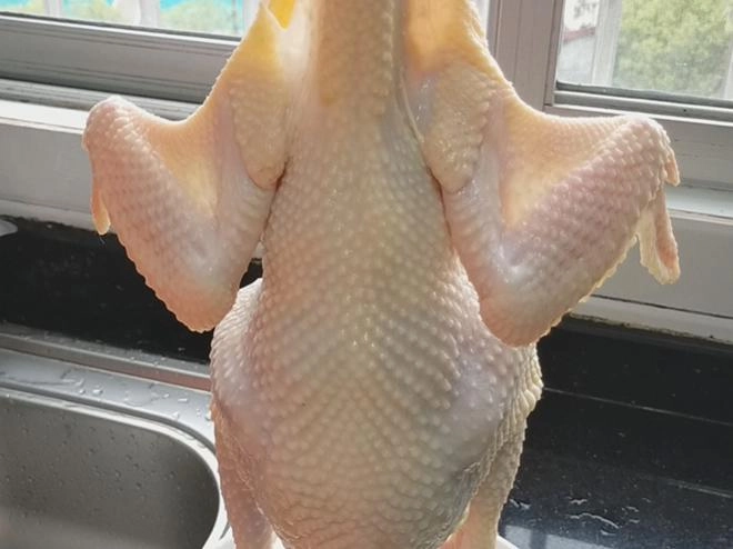 Thả con gà vào nồi cơm điện 40 phút sau cả nhà được ăn món ngon chưa từng thấy - 1