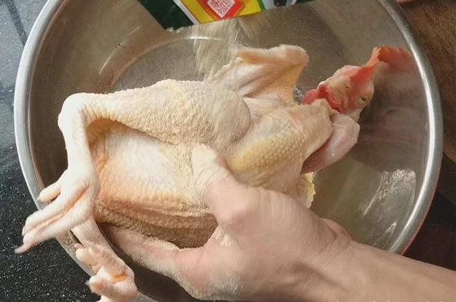 Thả con gà vào nồi cơm điện 40 phút sau cả nhà được ăn món ngon chưa từng thấy - 2