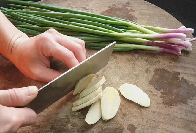 Thả con gà vào nồi cơm điện 40 phút sau cả nhà được ăn món ngon chưa từng thấy - 3
