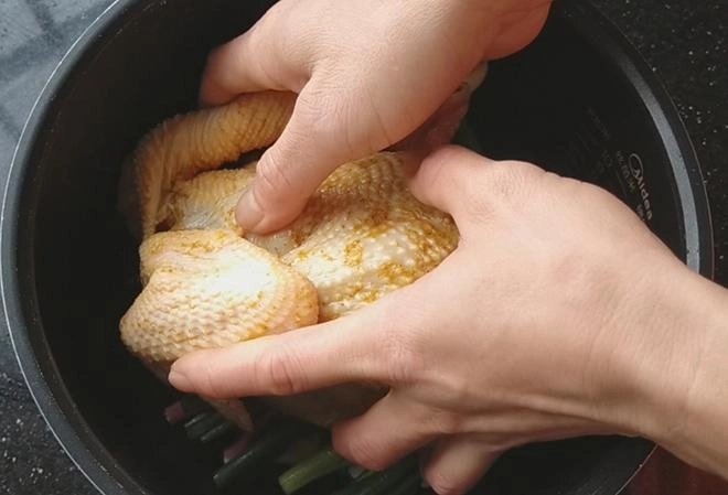 Thả con gà vào nồi cơm điện 40 phút sau cả nhà được ăn món ngon chưa từng thấy - 4