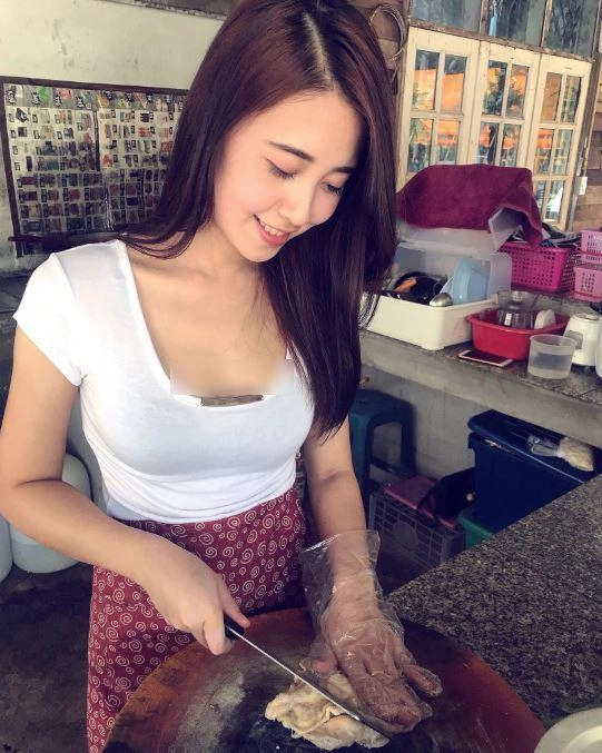 Thanh niên đi ăn cơm gà mê mệt vì cô chủ quyến rũ nhìn xuống phía dưới thì giật mình - 1