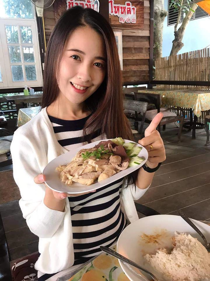 Thanh niên đi ăn cơm gà mê mệt vì cô chủ quyến rũ nhìn xuống phía dưới thì giật mình - 5