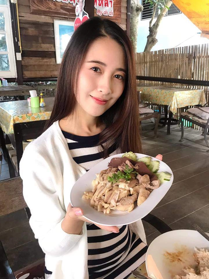 Thanh niên đi ăn cơm gà mê mệt vì cô chủ quyến rũ nhìn xuống phía dưới thì giật mình - 6
