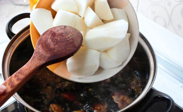 Thịt kho củ cải ngon đậm đà với cách làm đơn giản - 8