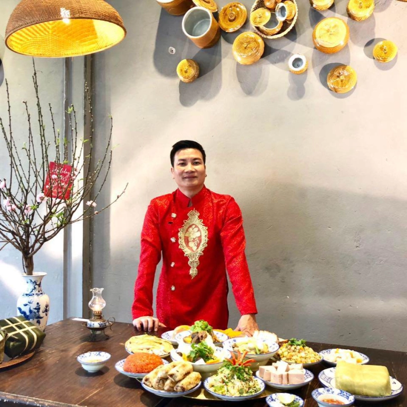 Trai phố cổ từng móc cống để học nghề giờ thành ông chủ vẫn vào bếp gói bánh chưng - 3
