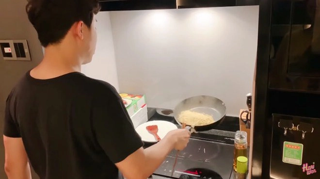 Trấn thành lại vào bếp nấu ăn cho hari won nhưng kết quả làm cô vợ không thể bình tĩnh - 2