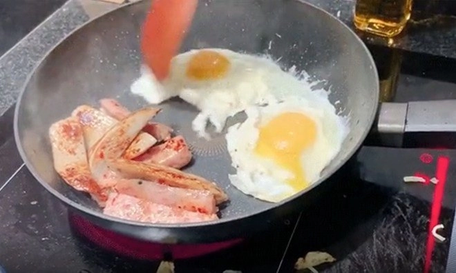 Trấn thành lại vào bếp nấu ăn cho hari won nhưng kết quả làm cô vợ không thể bình tĩnh - 4