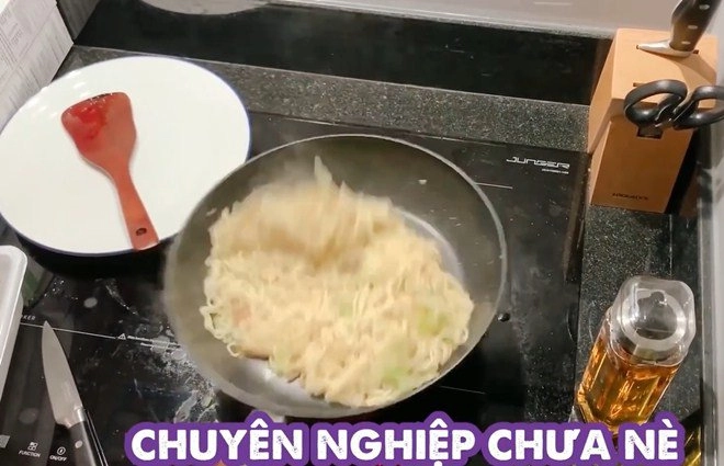Trấn thành lại vào bếp nấu ăn cho hari won nhưng kết quả làm cô vợ không thể bình tĩnh - 5