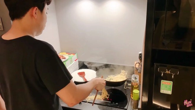 Trấn thành lại vào bếp nấu ăn cho hari won nhưng kết quả làm cô vợ không thể bình tĩnh - 7