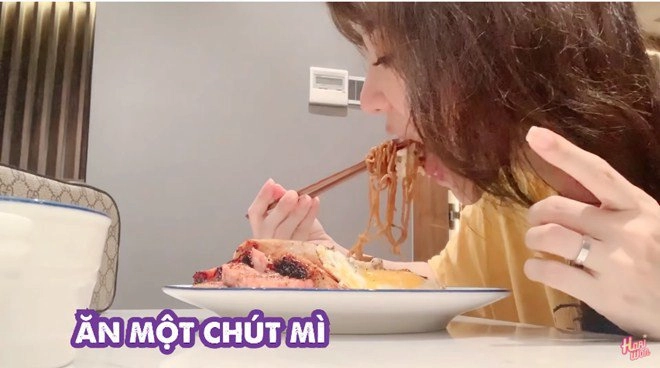 Trấn thành lại vào bếp nấu ăn cho hari won nhưng kết quả làm cô vợ không thể bình tĩnh - 10