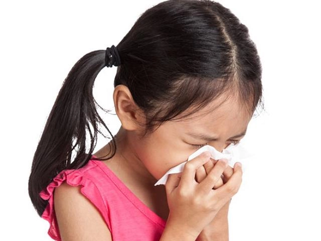 Bé bị viêm phế quản thở khò khè mẹ nên và không nên làm gì - 3