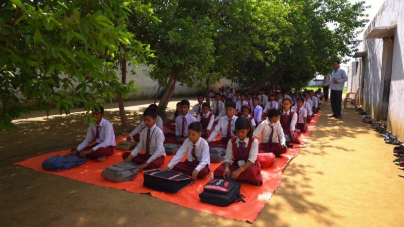 Trường dạy học sinh viết cùng lúc hai tay mỗi tay một ngôn ngữ và lý giải của hiệu trưởng - 1