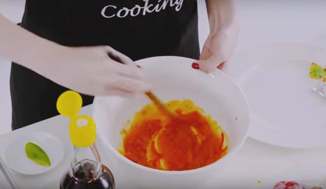 Tự tin làm món nào ngon món đó ngọc trinh vào bếp khiến dân mạng chảy nước miếng - 3