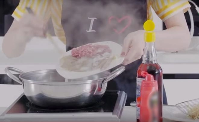 Tự tin làm món nào ngon món đó ngọc trinh vào bếp khiến dân mạng chảy nước miếng - 4