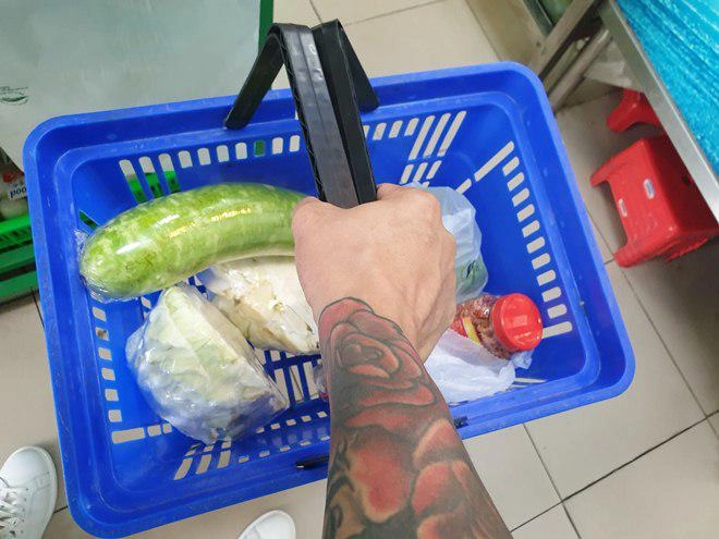 Người bán hàng ngạc nhiên khi thấy tuấn hưng xách làn đi chợ nấu cơm cho vợ bầu con nhỏ - 4