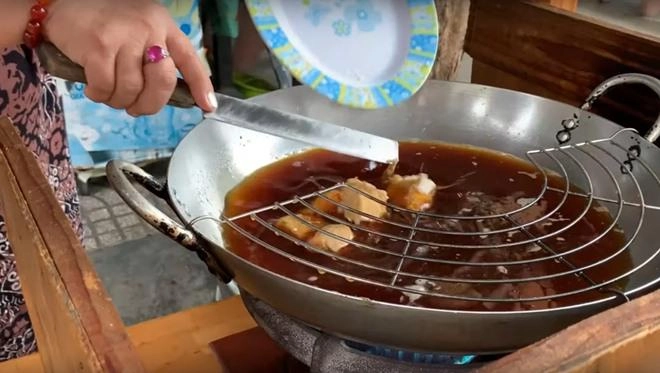 Vợ chồng huy khánh thách nhau đi ăn đậu phụ thối nhưng tội nghiệp nhất là anh quay phim - 3