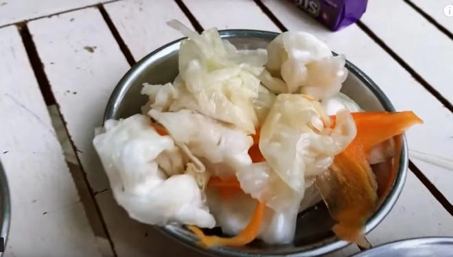 Vợ chồng huy khánh thách nhau đi ăn đậu phụ thối nhưng tội nghiệp nhất là anh quay phim - 6