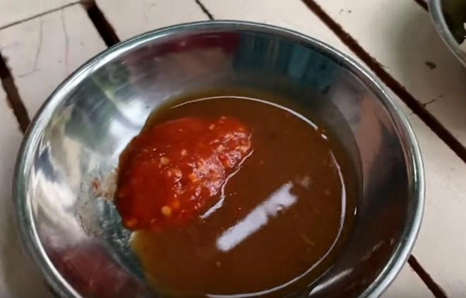 Vợ chồng huy khánh thách nhau đi ăn đậu phụ thối nhưng tội nghiệp nhất là anh quay phim - 7