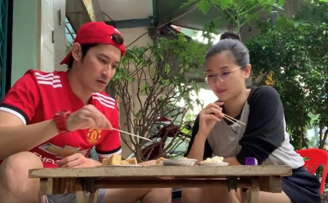 Vợ chồng huy khánh thách nhau đi ăn đậu phụ thối nhưng tội nghiệp nhất là anh quay phim - 8