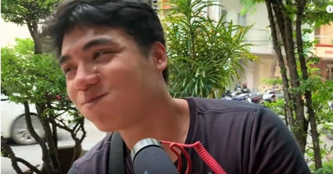 Vợ chồng huy khánh thách nhau đi ăn đậu phụ thối nhưng tội nghiệp nhất là anh quay phim - 12