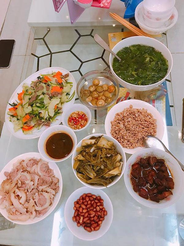 Vợ hồng đăng khoe bữa cơm gần 10 món nhưng nấu xong lại rưng rưng nước mắt - 4