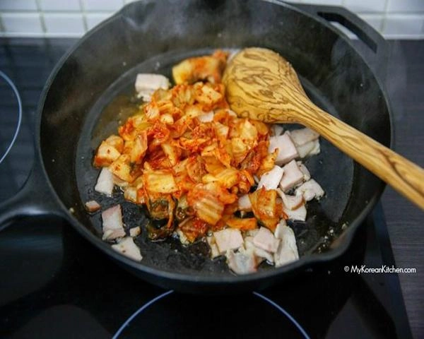 Vợ khéo tay làm cơm rang kim chi cả nhà ăn không kịp nghĩ - 2