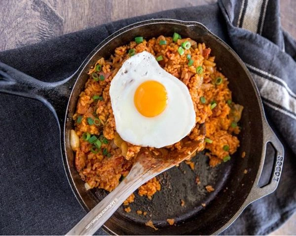 Vợ khéo tay làm cơm rang kim chi cả nhà ăn không kịp nghĩ - 4