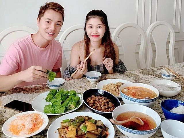 Vợ xinh của đăng khôi đi du lịch vẫn vào bếp làm món nhà giàu bất ngờ với mức giá - 15