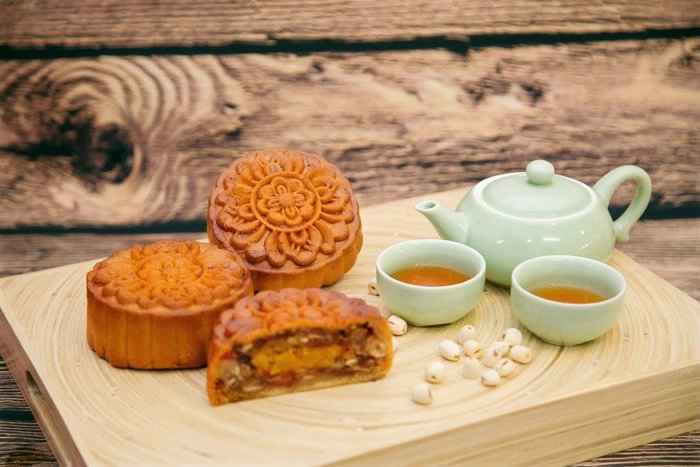 Vui tết trung thu mẹ làm bánh nhận quà lớn cho con - 1